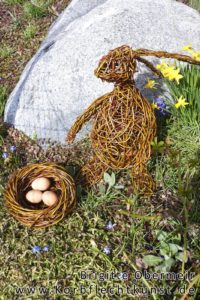 Osterhase mit Osternest