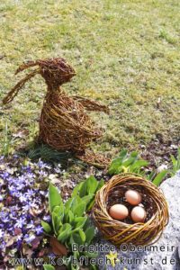 Osterhase mit Osternest