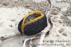 Schwarzer Chaoskorb mit Dattelpalmenzweigen